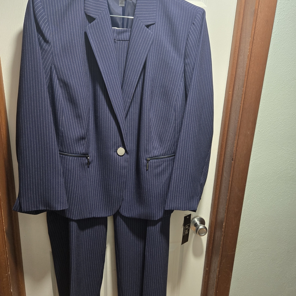 Le Suit Navy Blue Pinstripe Womens Suit - 24W - NWT